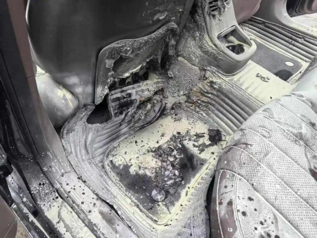 杭州一车主遇“离奇起火”：停车不到5分钟中招！车里千万别放它  第3张