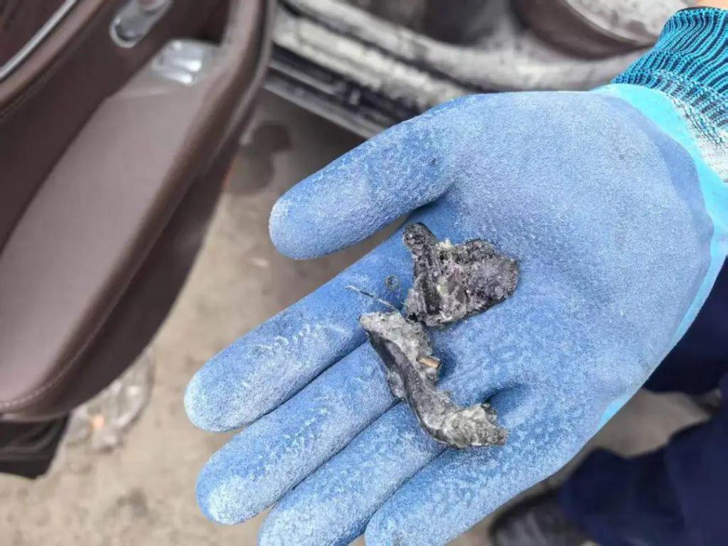 杭州一车主遇“离奇起火”：停车不到5分钟中招！车里千万别放它  第2张