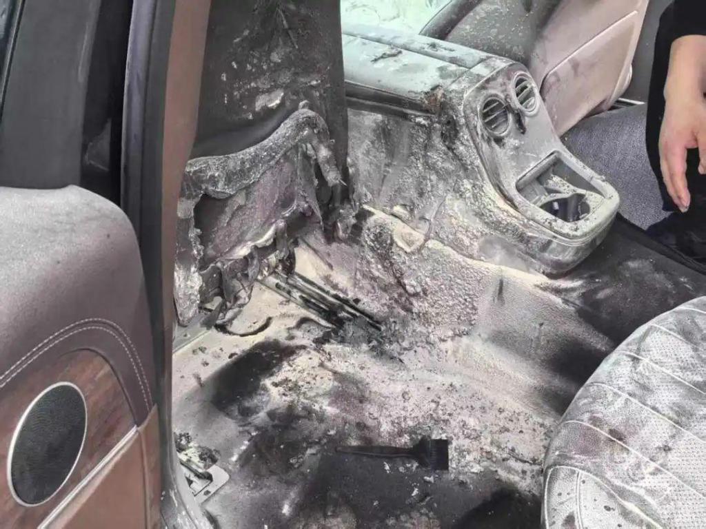 杭州一车主遇“离奇起火”：停车不到5分钟中招！车里千万别放它  第1张